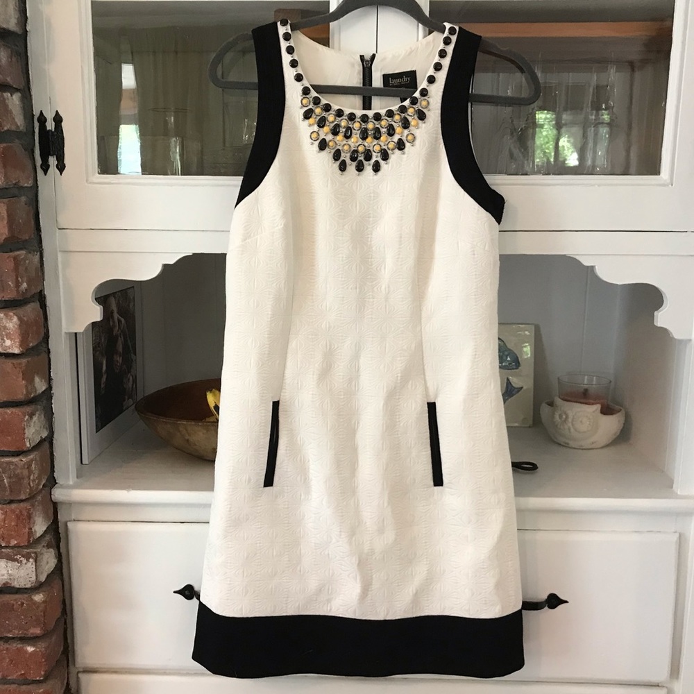 EUC Laundry by Shelli Segal sheath dress